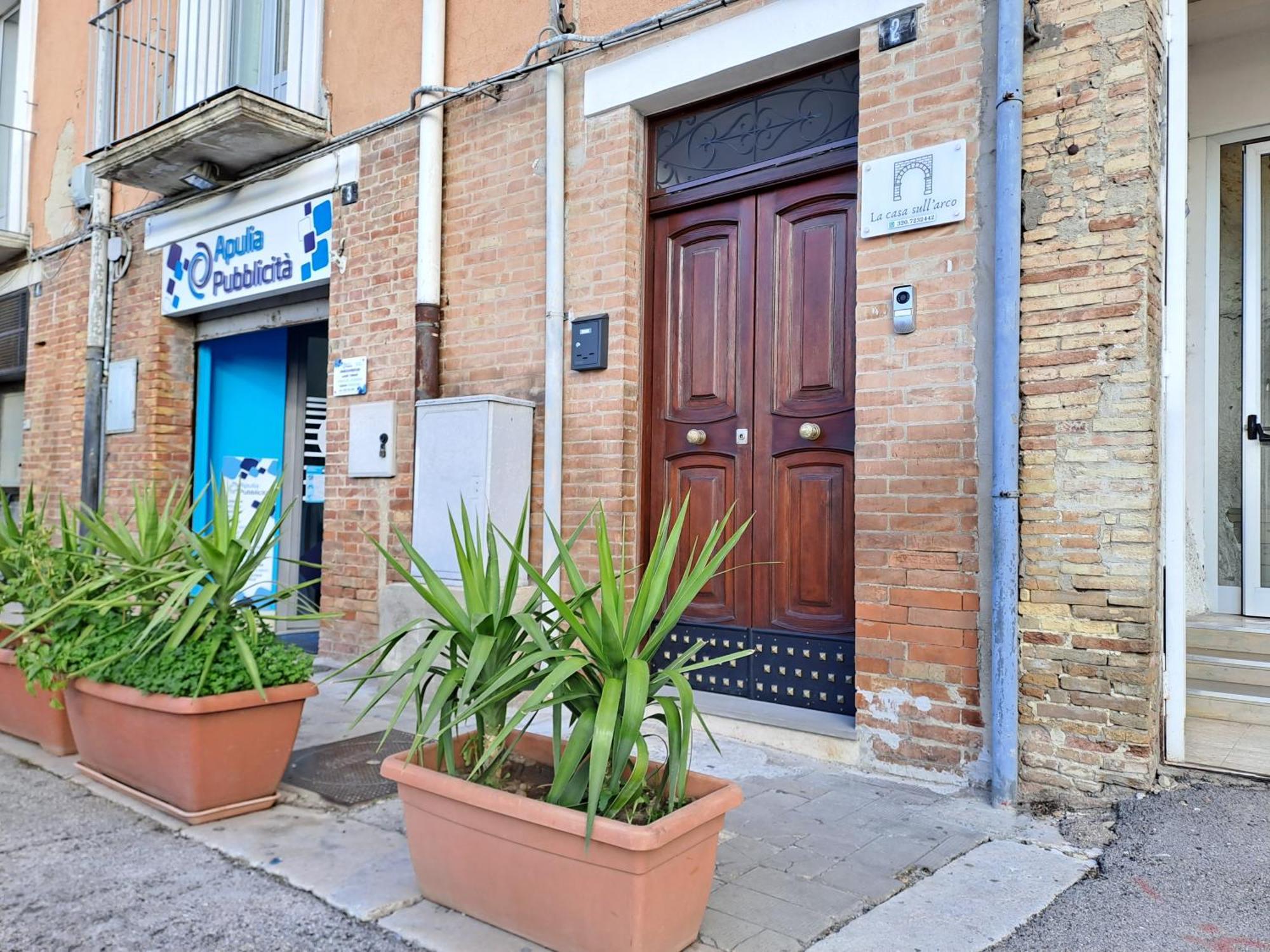La Casa Sull Arco Bed & Breakfast ลูเชรา ภายนอก รูปภาพ